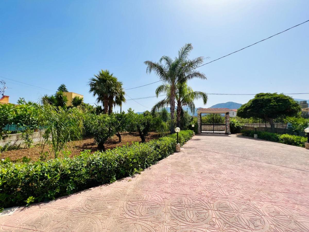 Villa Genova Карини Екстериор снимка